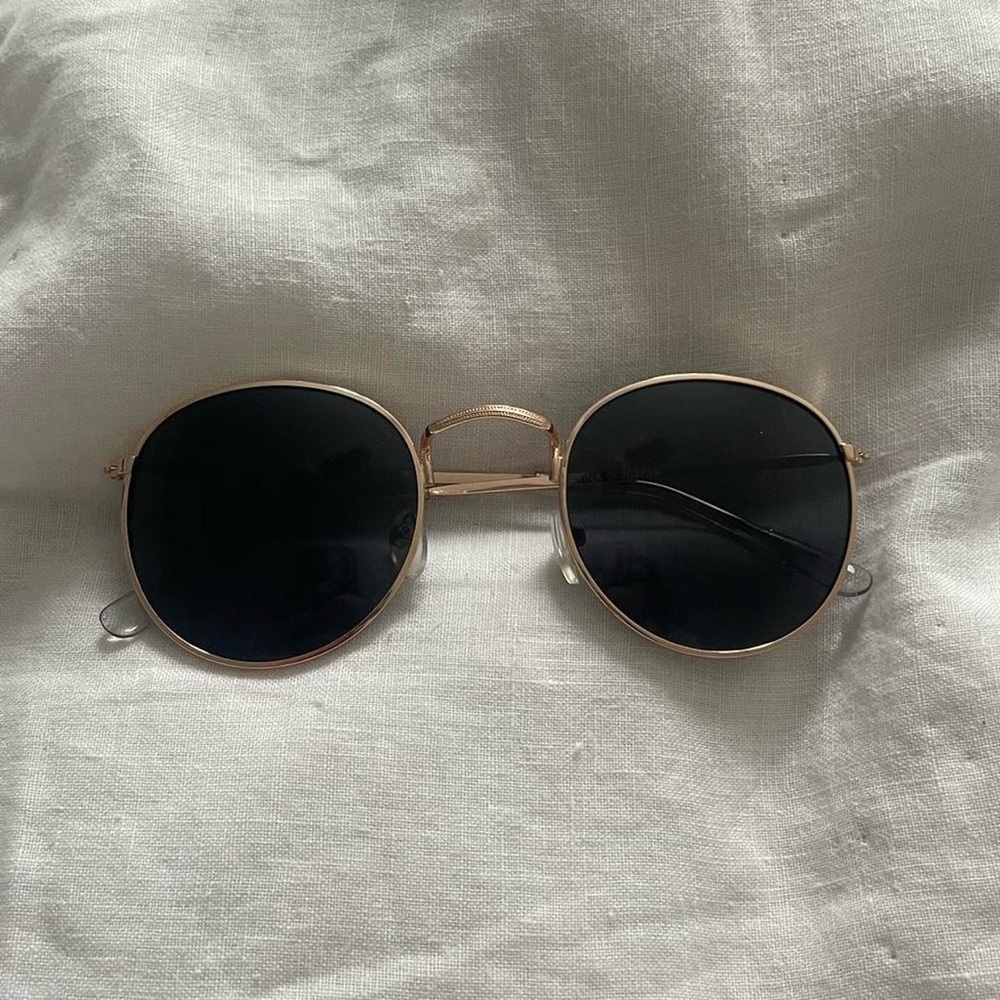 gold round sunglasses with black lenses ray-ban lookalike
